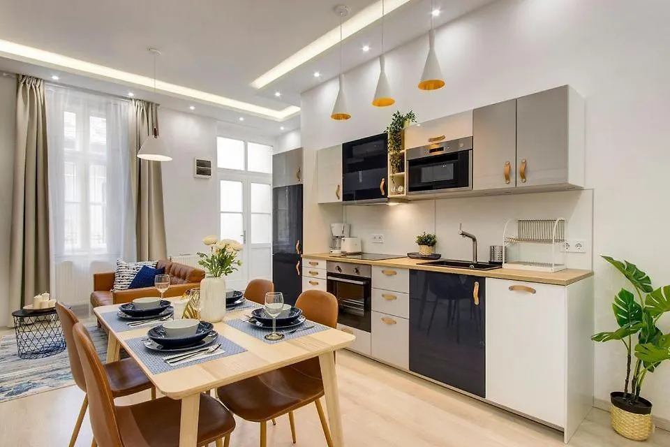Emerald Residency 4Br-2Ba 0*, Budapest